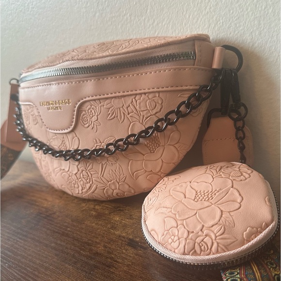 Pink Floral Embossed Women's Crossbody Bag with Chain and Coin Pouch NWT - Picture 4 of 7